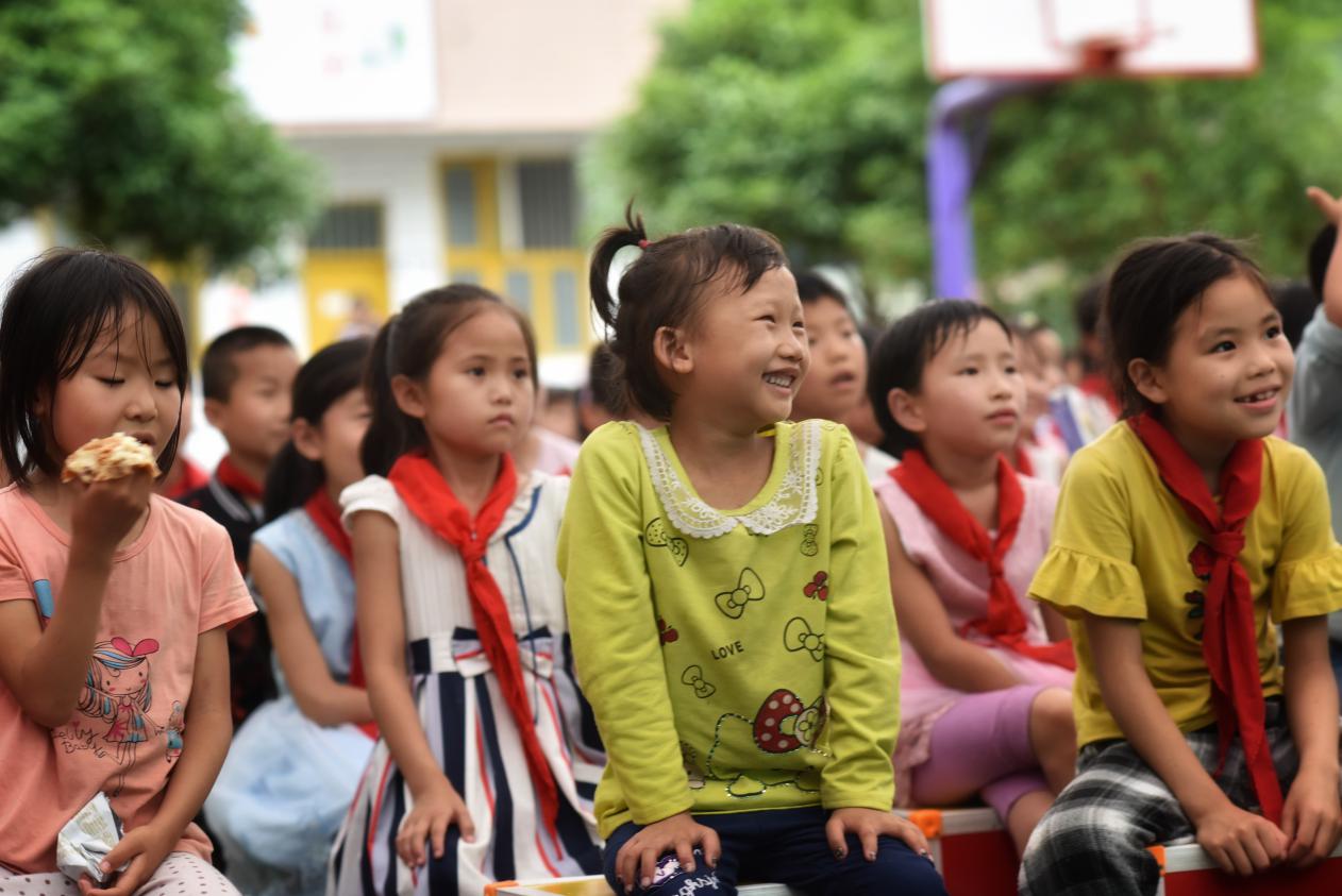 当从未进过影院的山里娃遇见露天电影，duang