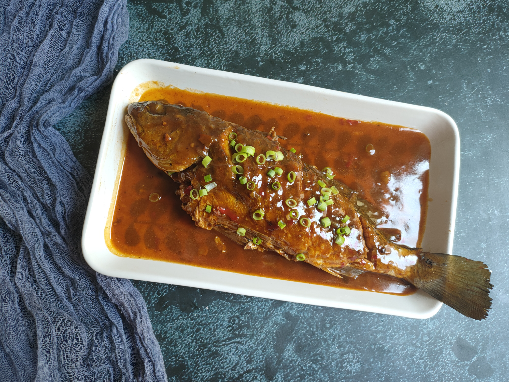 家常红烧鱼这样做不破皮鲜香无敌,不用油煎如何做出有劲道的红烧鱼