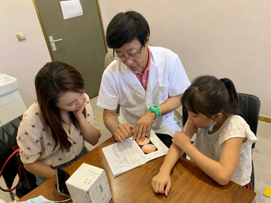 我的天!8岁暖暖竟然150度真性近视了