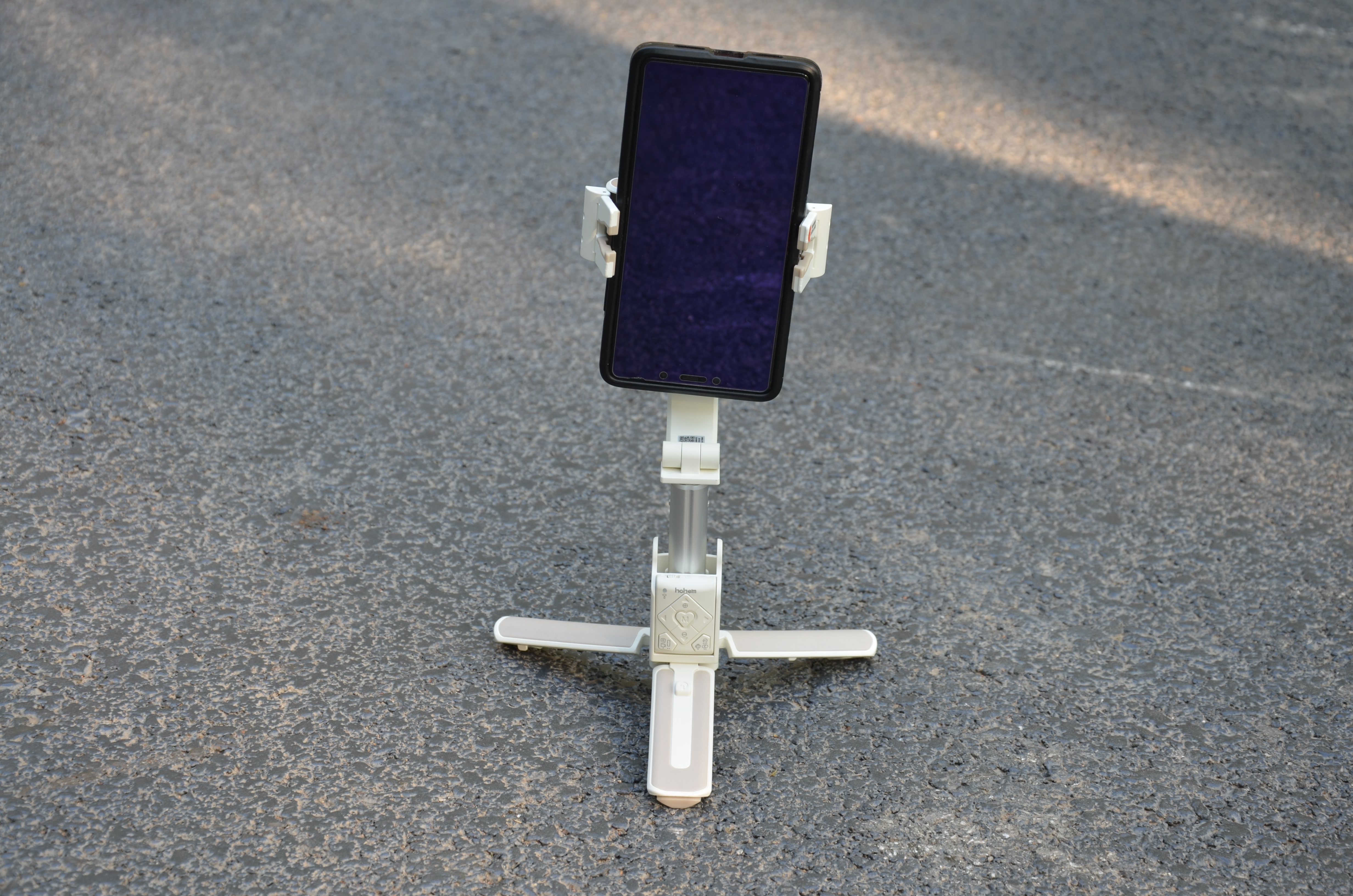 是自拍杆、三脚架，遥控卡菲、也是稳定器——浩瀚小Q智能稳拍杆