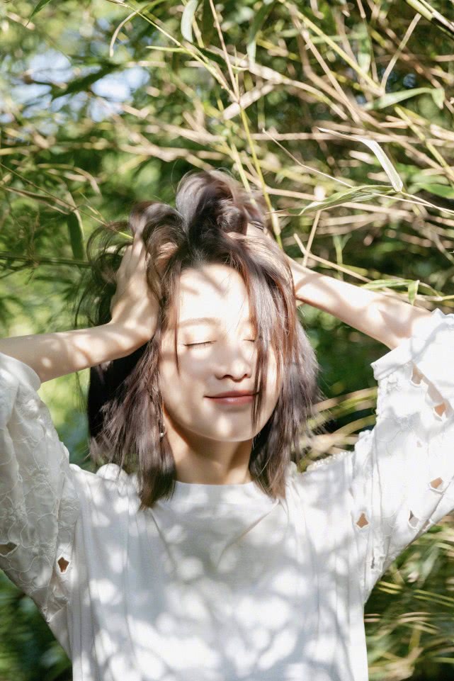 李沁元气满满少女瞬间减龄十岁,李沁羞涩甜美笑容好似邻家女孩