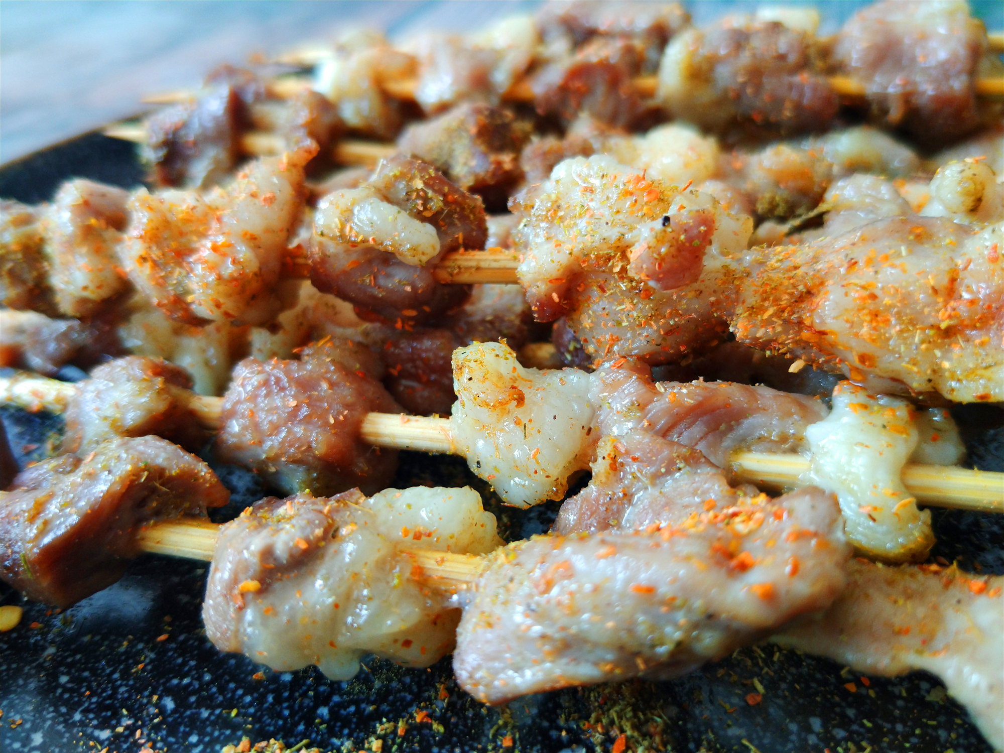 烤羊肉串不糊的方法,在家烤羊肉串怎么做没有膻味儿