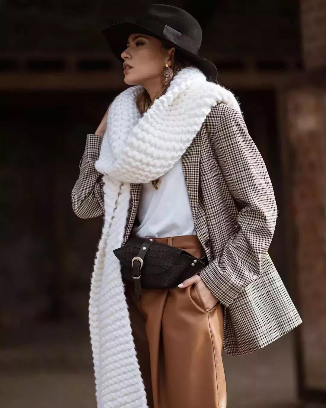 围巾怎么挑选适合自己的,买围巾又好看又简单