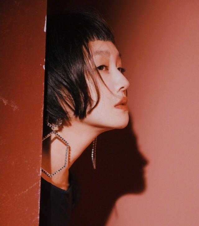 大s偏分刘海纹理烫短发,大s齐刘海卷发发型