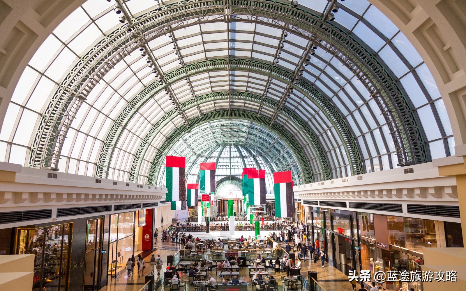 在迪拜奢华的购物中旅游和玩抖音,在迪拜购物是什么体验