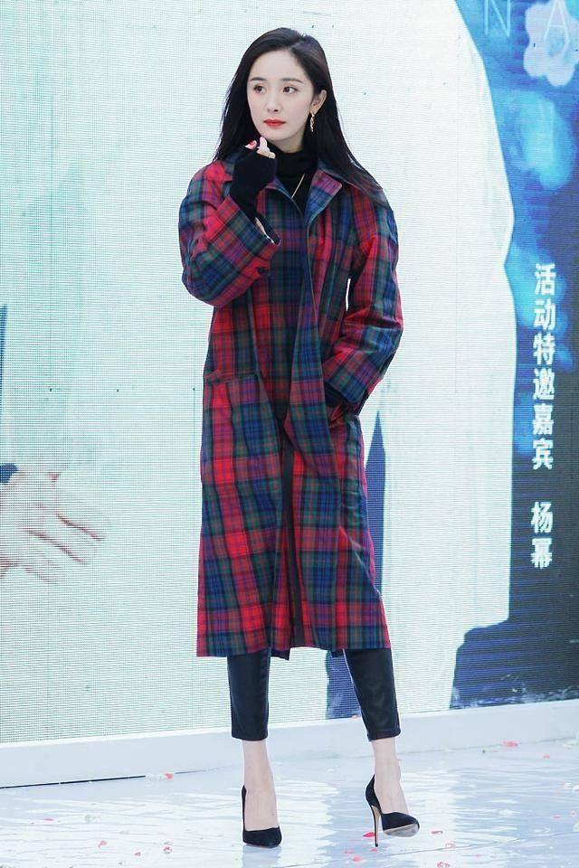 江疏影穿大衣搭配,杨幂春晚穿什么衣服好看