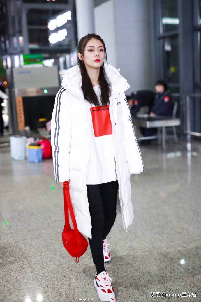 傅菁长发穿蓝色棉服,傅菁穿搭羽绒服