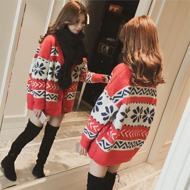 iu和其他韩国女明星,女明星穿iu同款绿紫毛衣外套