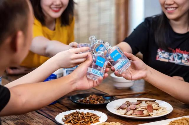 江小白是如何从神坛跌落的,从一夜爆红到无人问津年销30亿