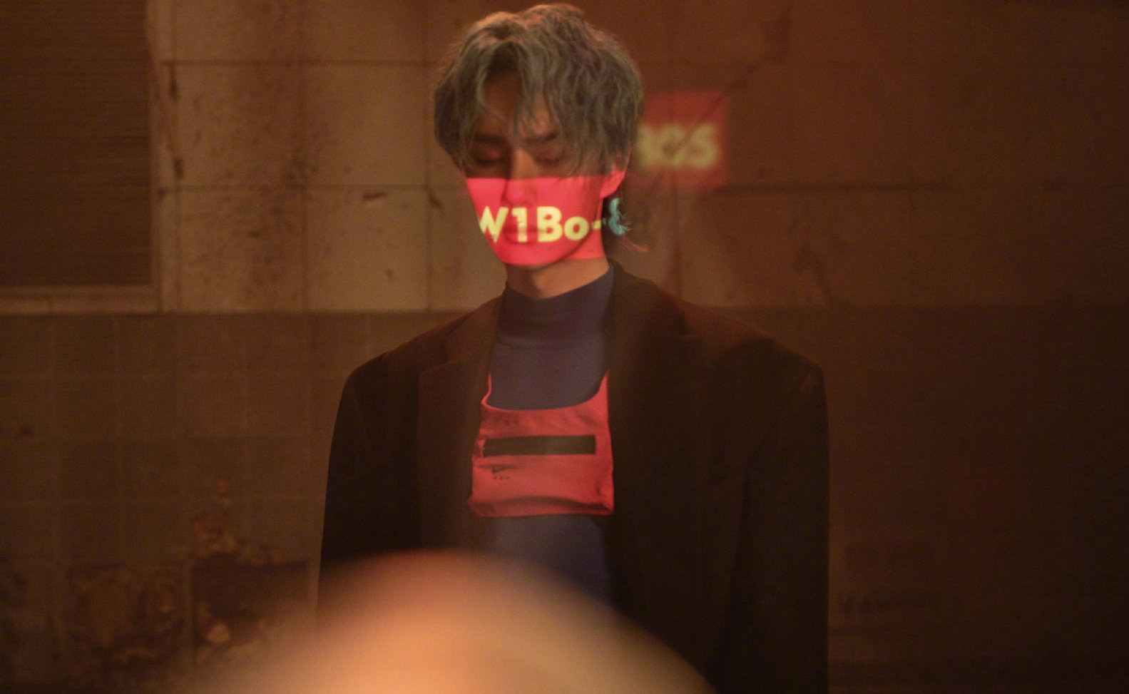 王一博身着黑色金丝长衫亮相,王一博的时尚穿搭酷盖帅气十足