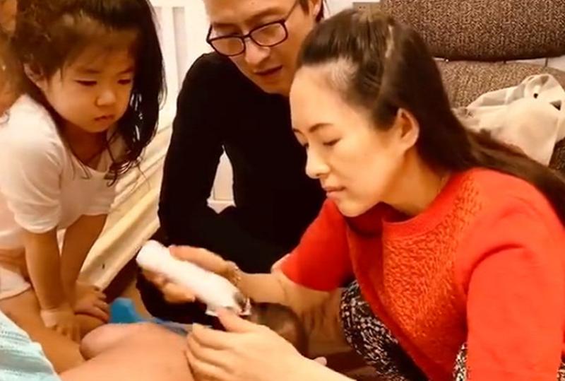 给孩子剃寸头的妈妈,宝宝剃胎头