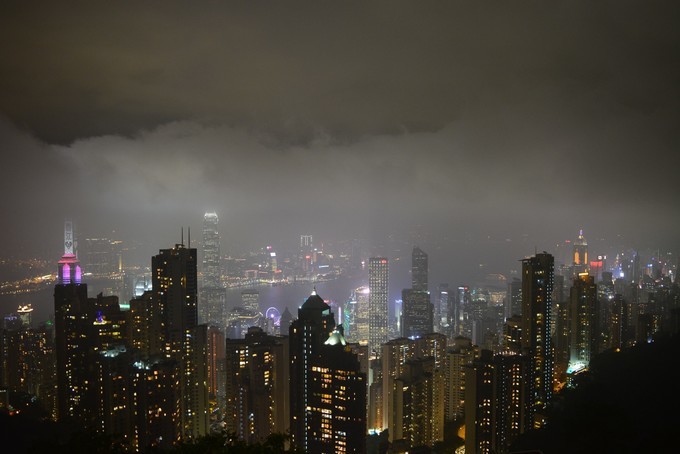 世界将我包围下一句,世界将我包围演唱