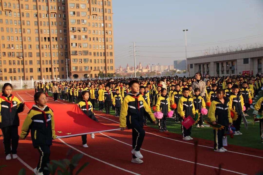 这里的小学生笑了！学校这个样，我们太开心了