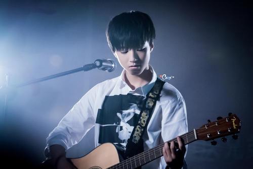 王俊凯开公司,王俊凯应聘公司