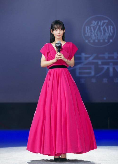 穿腻了黑白穿搭,穿腻了黑白灰