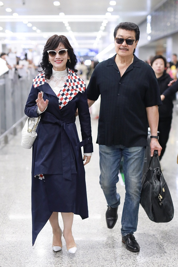 赵雅芝夫妇牵手照,赵雅芝最近时尚穿搭