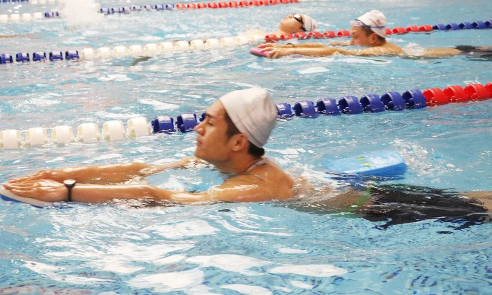 游泳平躺不下沉技巧,初学游泳换气不下沉的技巧