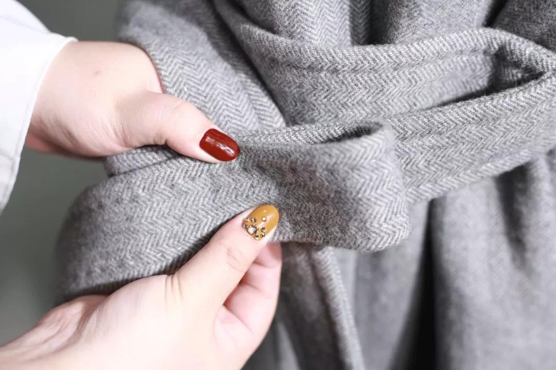 风衣后面的腰带怎么系,带扣风衣腰带后面系法