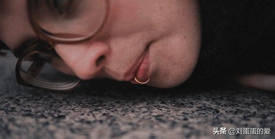 瑞士女子舔病毒,不作不死的女病人