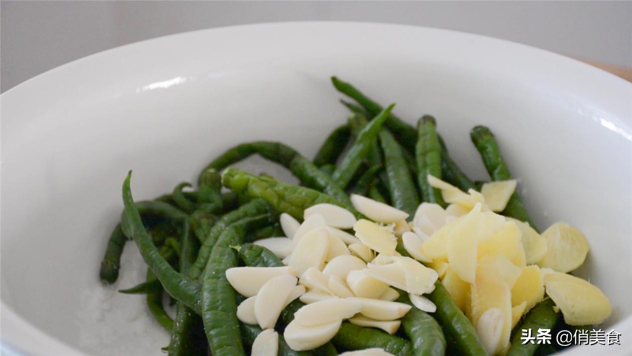 腌辣椒有诀窍，不用油，简单一揉，脆嫩开胃，24小时后就可以吃