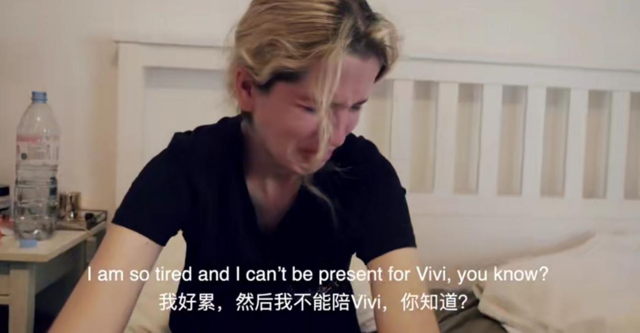 41岁章子怡产后复出疲态明显,章子怡产后独自流泪