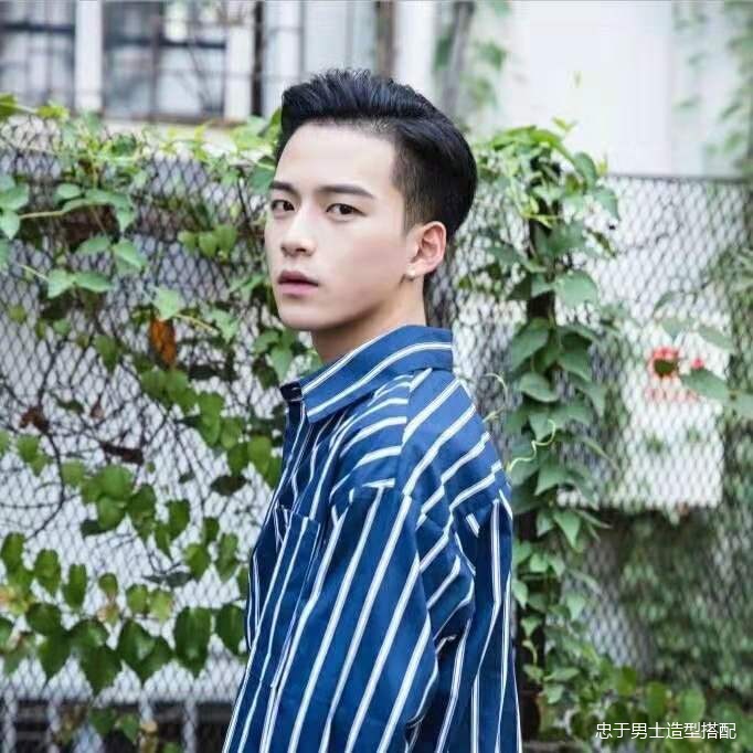 中年男士两边铲光再刻两道痕发型,男士发型两边铲短发定位烫