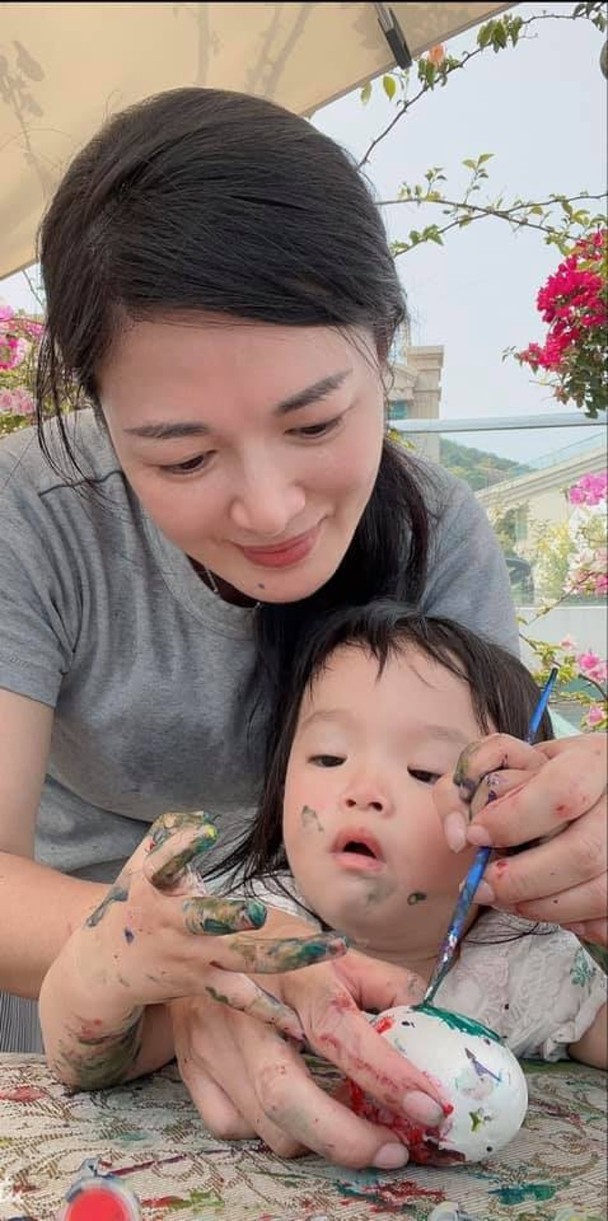 陈少霞晒与老公度假照,陈少霞抱女儿照片