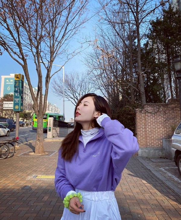 小野马泫雅街拍,小野马泫雅淡蓝色牛仔裤白色上衣