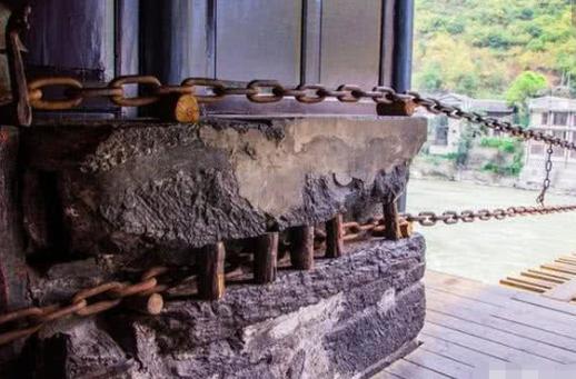 泸定桥上的大铁环是怎么修上去的,泸定桥上的铁环为什么几百年不烂