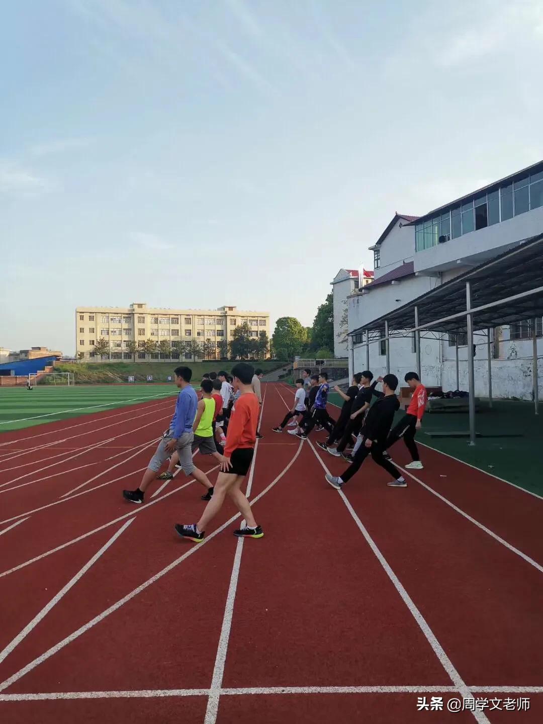 星月灿烂齐人心，岁月如歌育群贤——优秀班主任发言稿