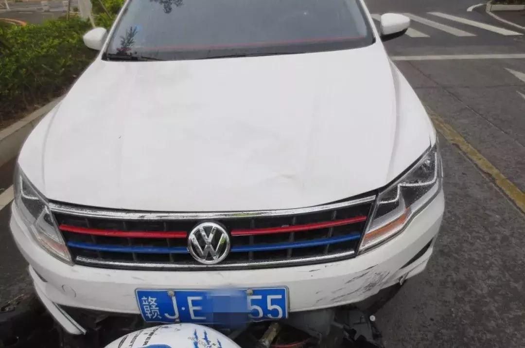 男子开三轮车被撞飞出去安全落地,男子骑摩托车被货车撞倒