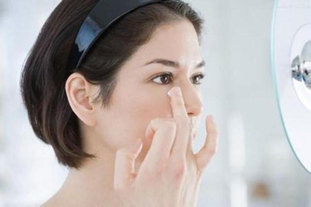 才20岁眼角有细纹怎么办,年纪轻轻眼角纹很严重