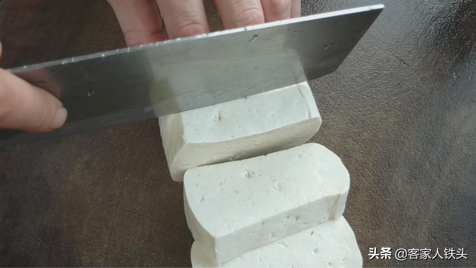 2条草鱼1块豆腐教你最好吃的做法,红烧草鱼头豆腐的做法大全家常