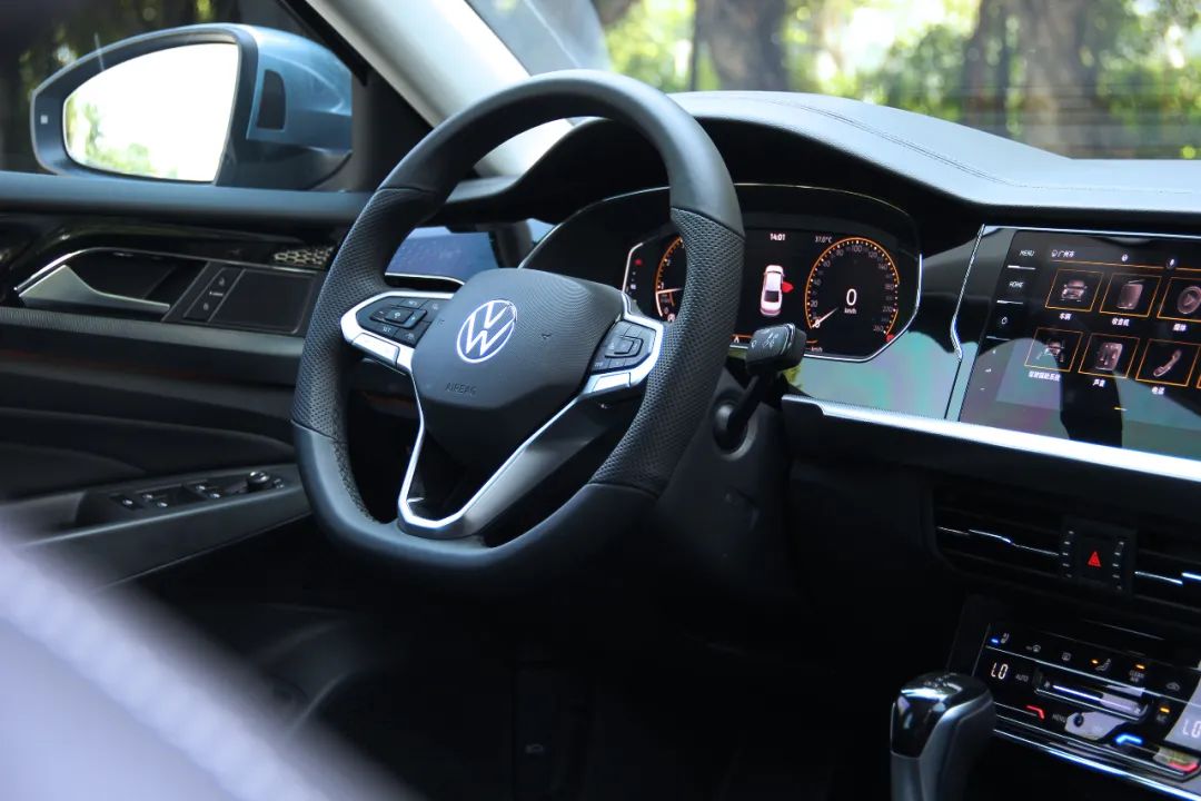 最新款帕萨特顶配评测,不再油腻