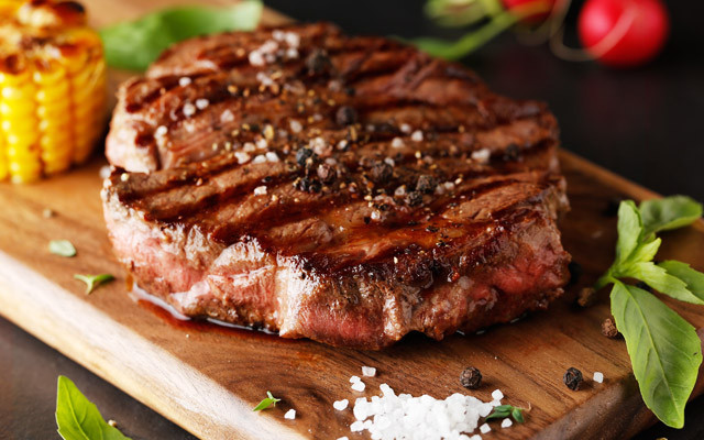 米其林大师户外煎牛排,米其林餐厅烤牛排