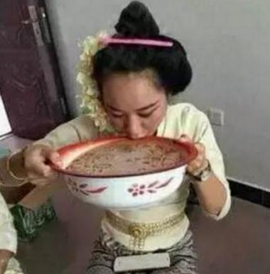 搞笑gif图妹子你太逗了,搞笑gif妹子你的衣服太前卫了