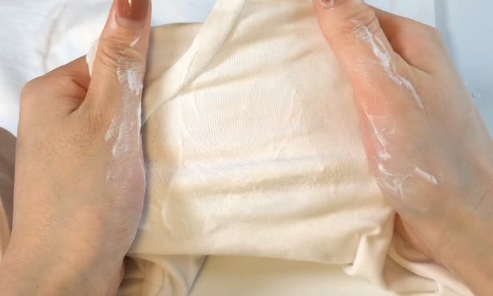 白衣服染上口红快速清洗的小妙招,衣服染上口红洗不掉