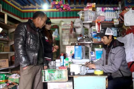 世界上海拔最高的快递站邮政,珠峰工作人员