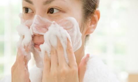 早上洗的脸下午就油了怎么办,早上洗过脸后皮肤有皮屑