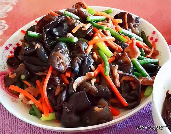 炒木耳总是噼里啪啦炸锅,炒木耳为什么会噼里啪啦的炸锅