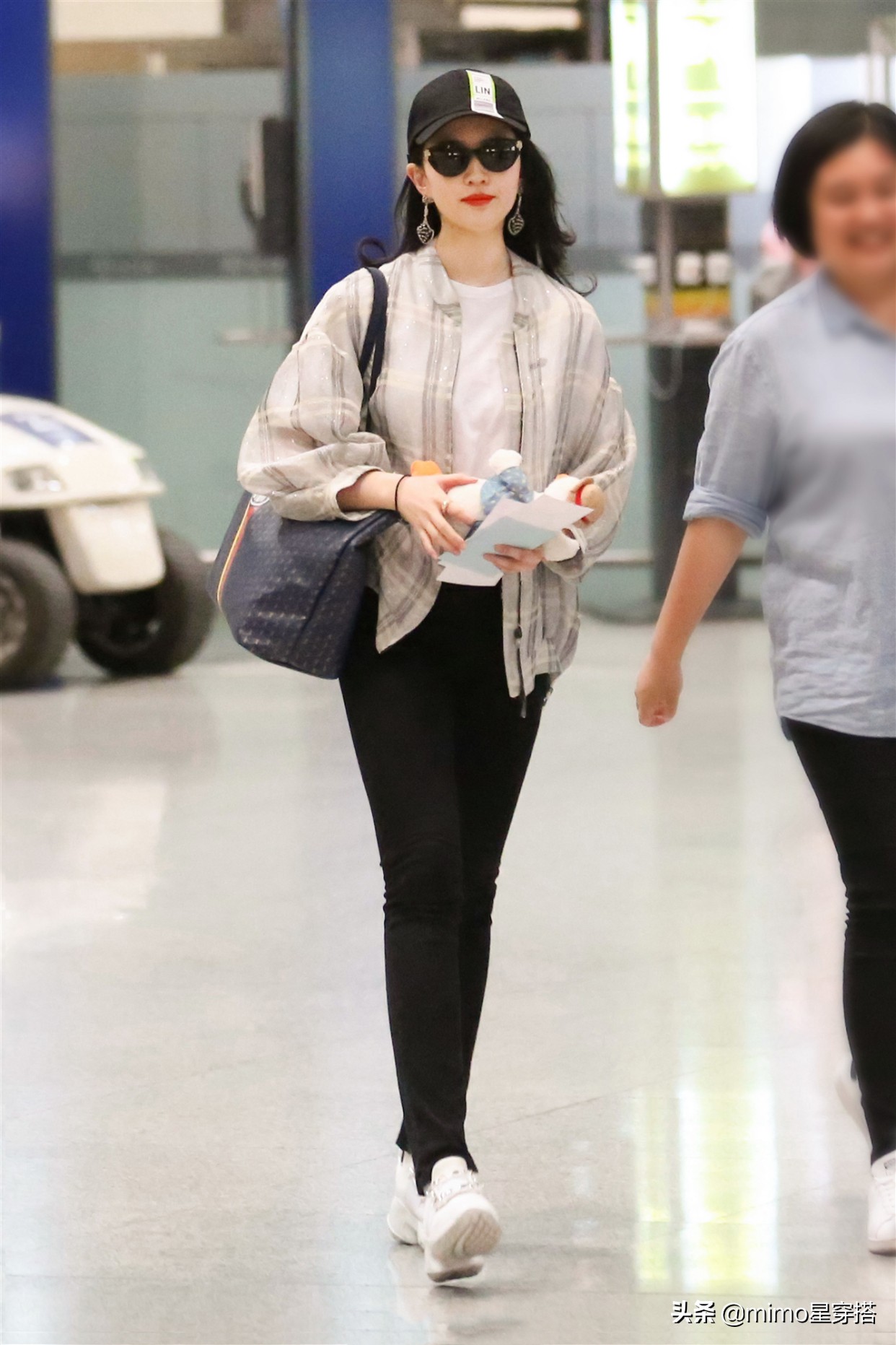 32岁刘亦菲终于换风格，罕见运动装造型显活力，美成18岁少女样