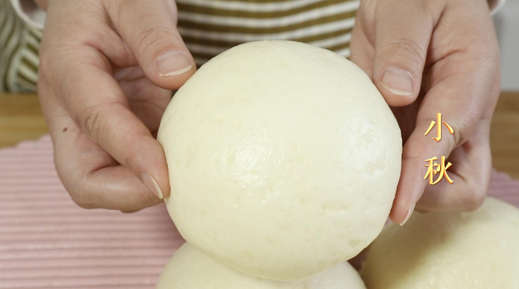 用开水烫面做馒头,是老一辈蒸馒头的方法,不发面个个暄软回甘