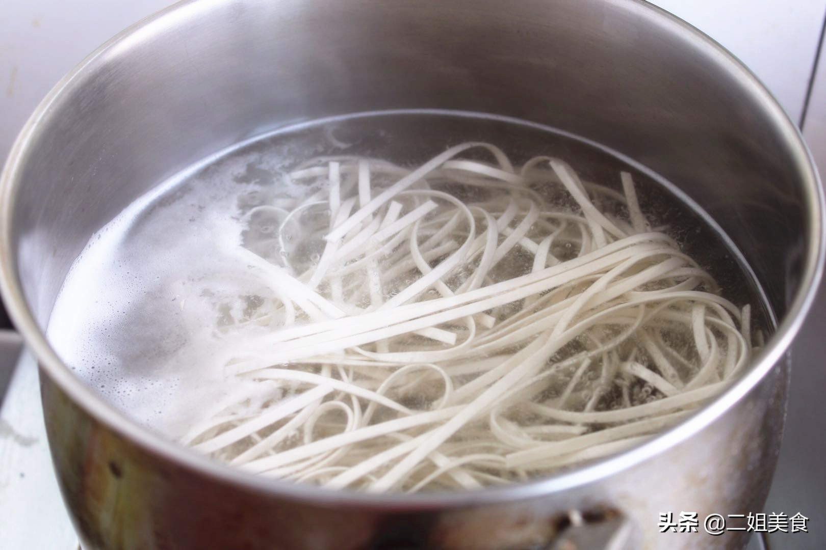 面条如何煮出来不粘锅,煮面条如何防止汤溢出来