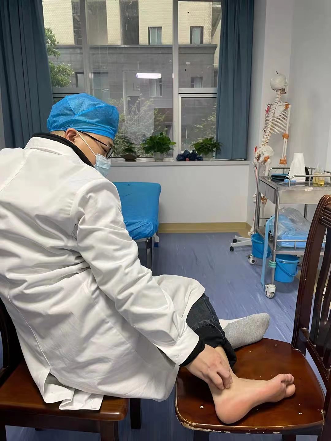 中医正骨手法复位踝关节视频,踝关节脱位中医正骨法