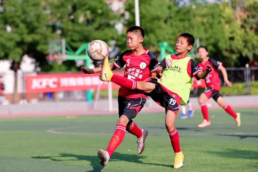 小小的足球装着美好的童年和梦想,小小足球承载着孩子的欢乐与梦想