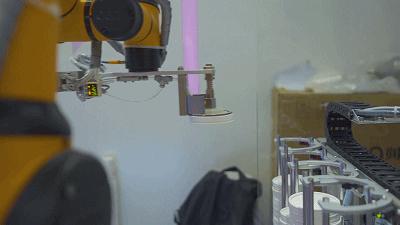 听说有群机器人乘“太空舱”悄然登陆广州？