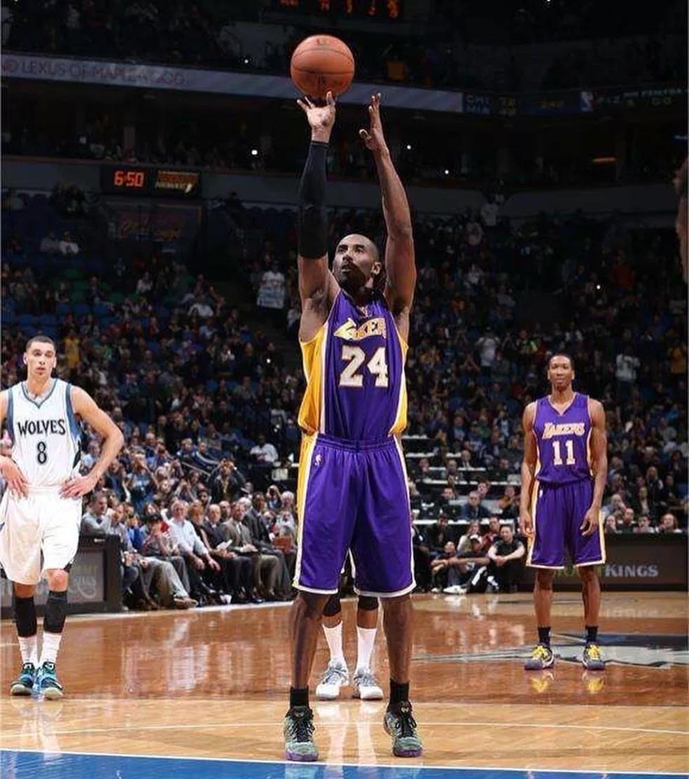 科比生涯最高分穿什么鞋,科比五名人堂配色nba上脚