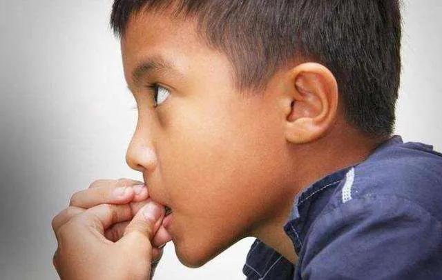 小孩老是吃手咬指甲缺什么,孩子不良习惯忍不住咬指甲怎么办