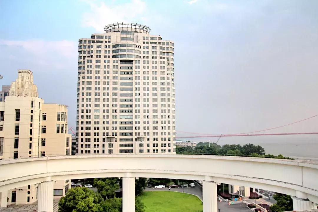 武昌这所低调的大学坐拥一线江景,教学楼窗外就是黄鹤楼