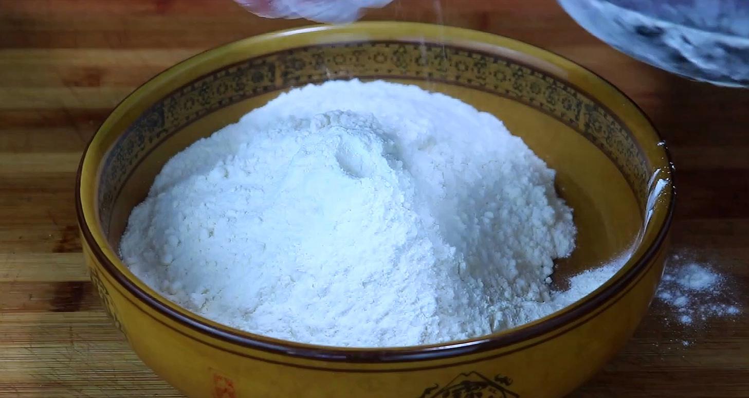 发面葱油饼葱香浓郁柔软多层,切出来的多层葱油饼的做法